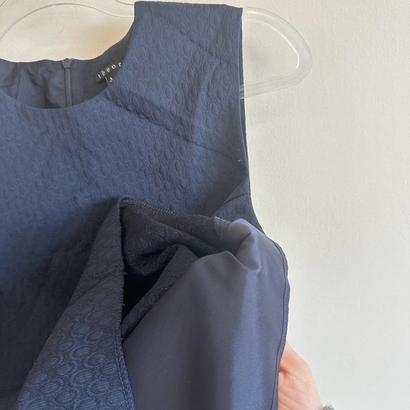 Theory Textured Sleeveless Top Blouse Crew Neck Back Zip Navy Blue Size Small - Picture 10 of 14